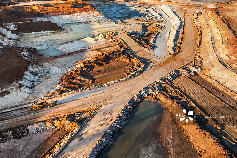 露天矿坑和重型采矿设备的鸟瞰图图片素材