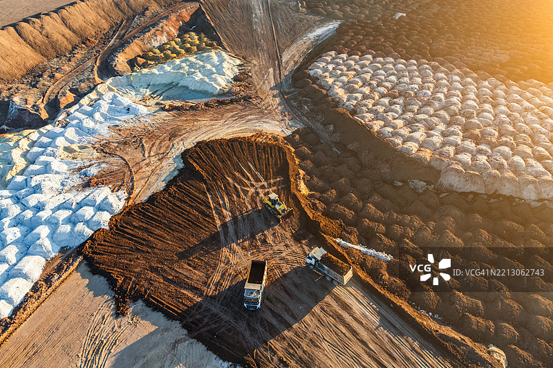 露天矿坑及重型采矿设备的鸟瞰图图片素材