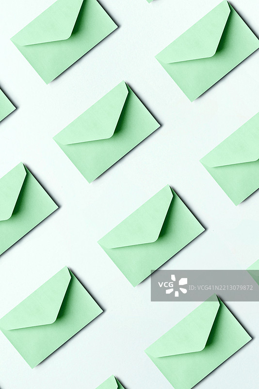 绿色背景上躺着的绿色信封图案图片素材