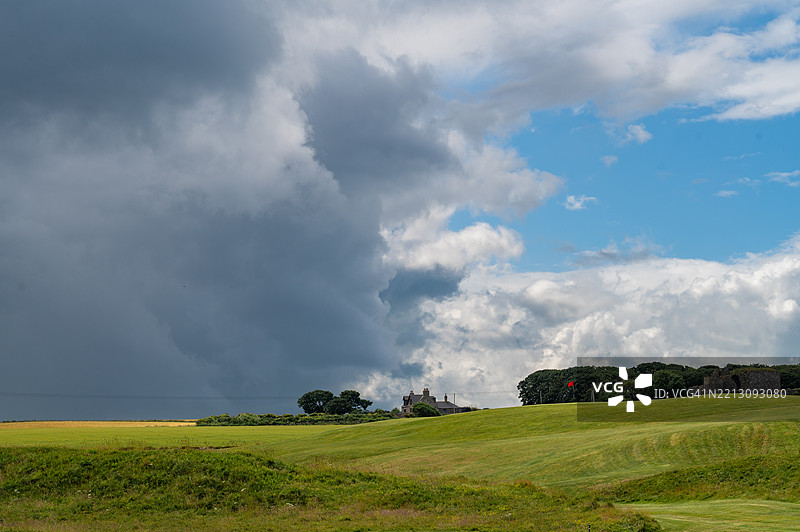 田野与天空的美丽景色图片素材
