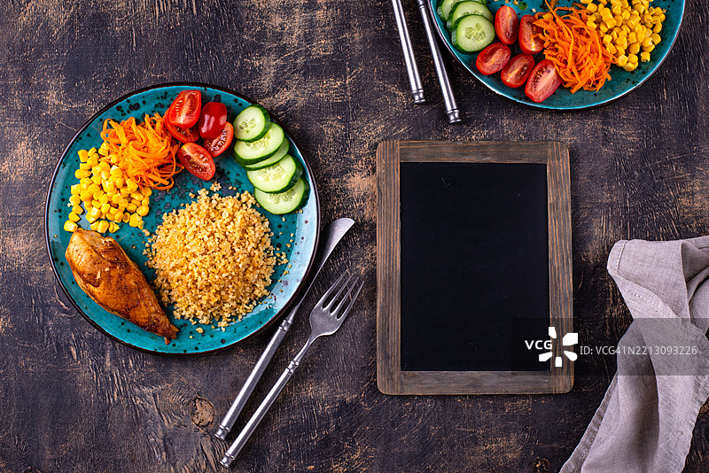 健康均衡的食物盘，包含鸡肉和蔬菜图片素材