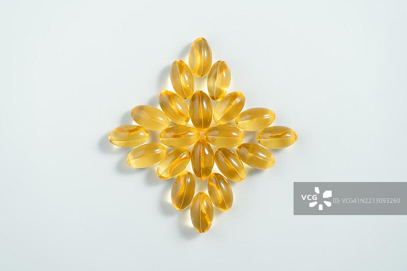 白色背景上的面部油和美容胶囊，法国图片素材