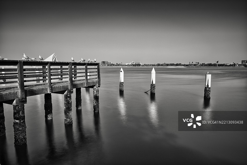 清澈天空下的海景图片素材