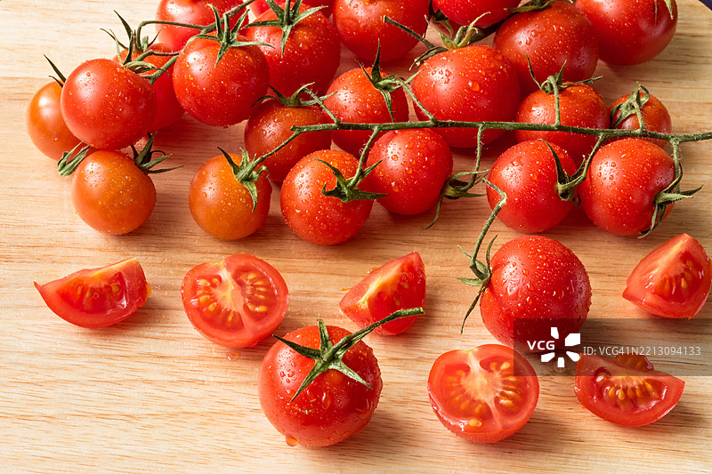 高角度视图的樱桃番茄放在桌子上图片素材