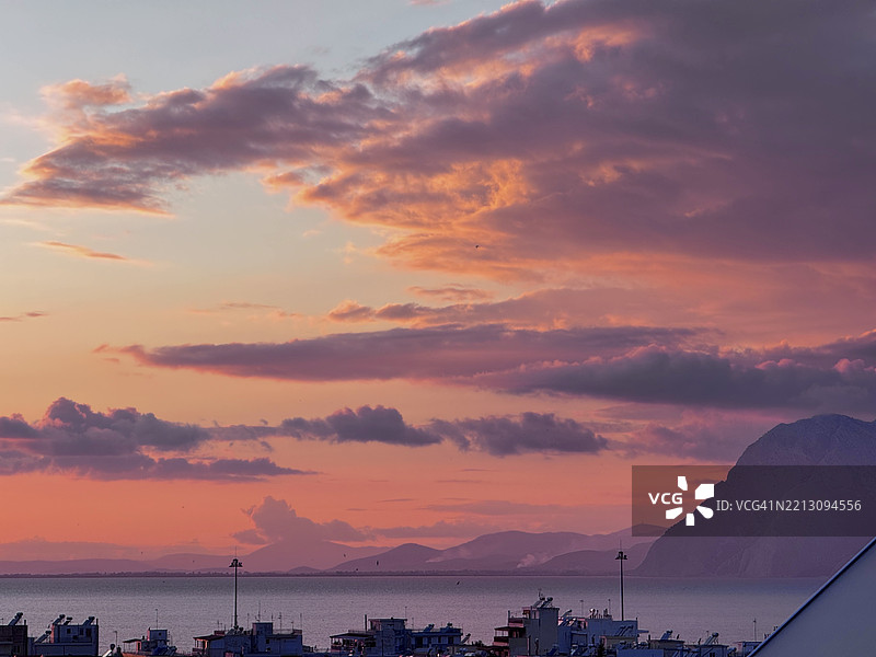 紫色日落，俯瞰海洋和山脉，帕特雷，西希腊，希腊图片素材