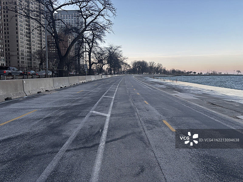 空荡荡的沥青道路，芝加哥，伊利诺伊州，美国图片素材