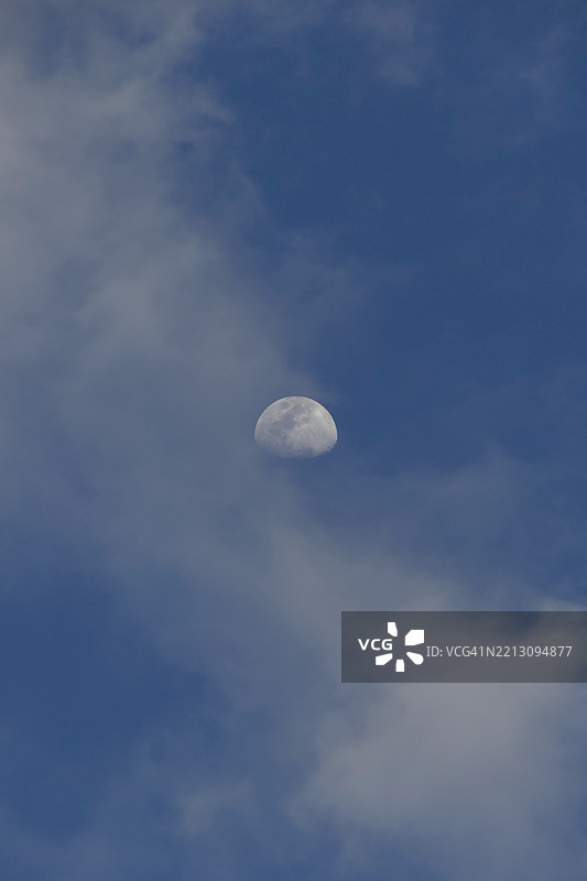 低角度视图的月亮与天空，摩洛哥图片素材