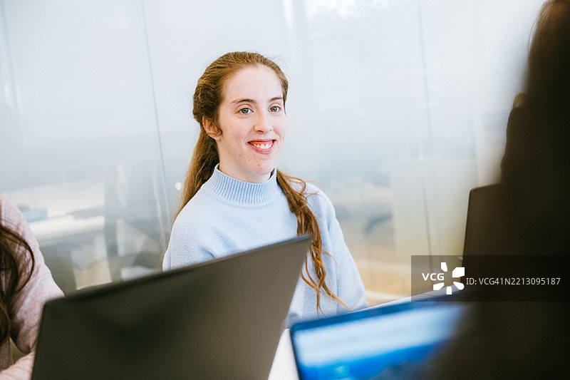 一位患有脑性瘫痪的女性参加商务会议图片素材