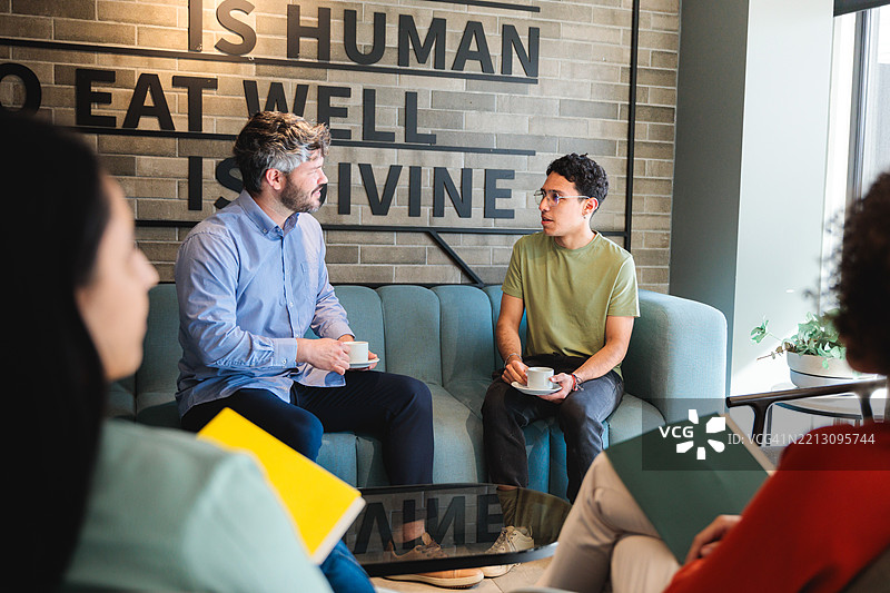 拉丁裔同事和朋友们在工作间隙休息图片素材