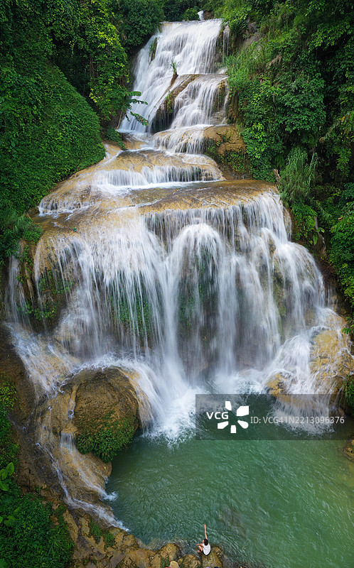 女人站在瀑布前图片素材