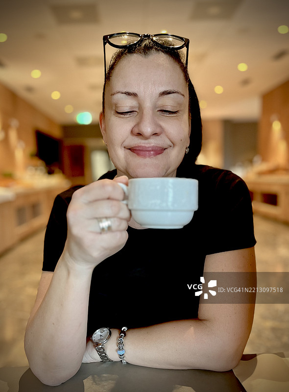 斯洛文尼亚布莱德的女人喝咖啡特写镜头图片素材