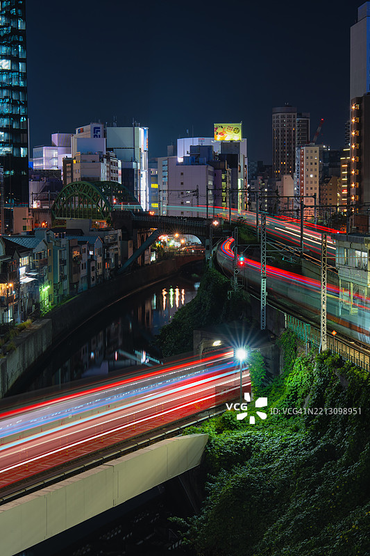 东京御茶水火车穿越的夜景图片素材