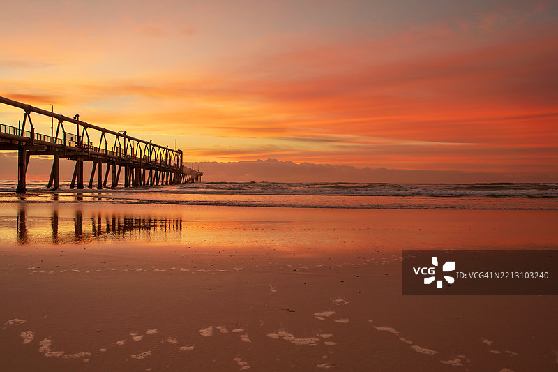 日出时分，海滩与天空的美丽景色图片素材