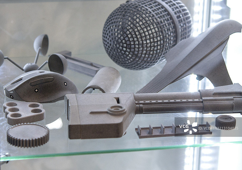 由灰色聚酰胺制成的复杂多部件模型，使用3D打印机打印。图片素材