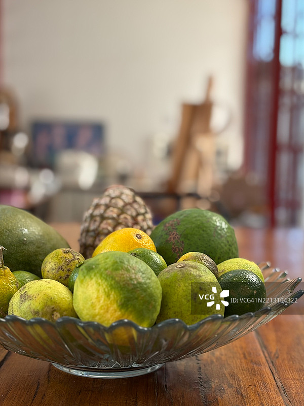 桌子上盘子里的水果特写，巴西图片素材