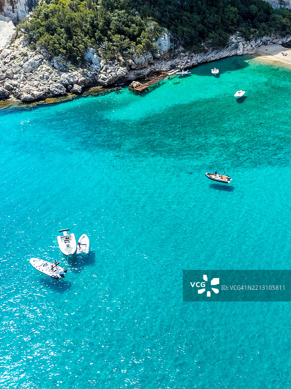 从高处俯瞰意大利努奥罗省多尔加利的海面上的船只图片素材