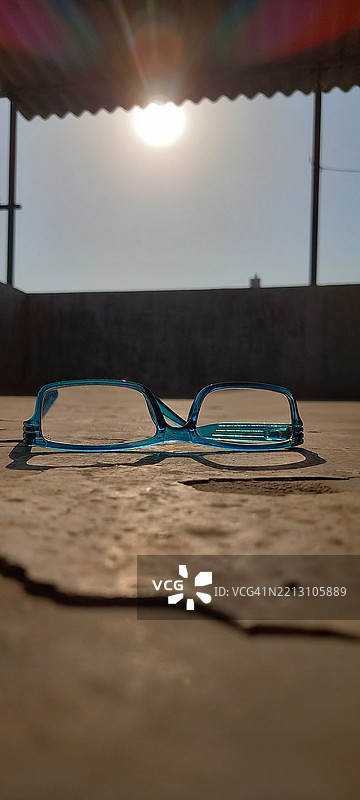 桌子上的太阳镜特写图片素材