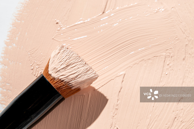 Close-up of paintbrush on table图片素材
