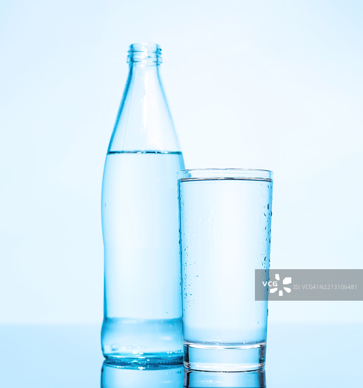 一只简单明了的玻璃杯和一瓶纯净水，美国，USA图片素材