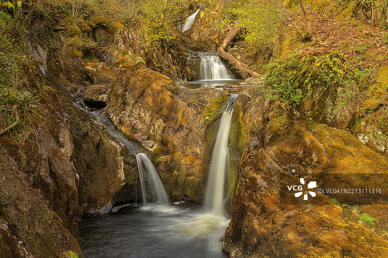英格尔顿瀑布，约克郡山谷，约克郡，英国图片素材