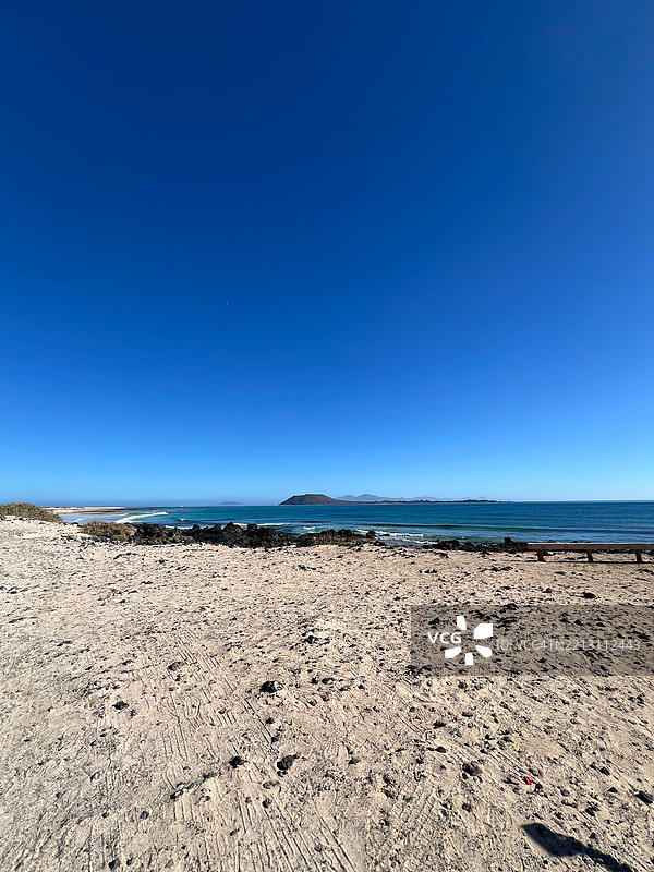 西班牙拉奥利瓦，拉斯帕尔马斯，清澈蓝天下的海滩美景图片素材