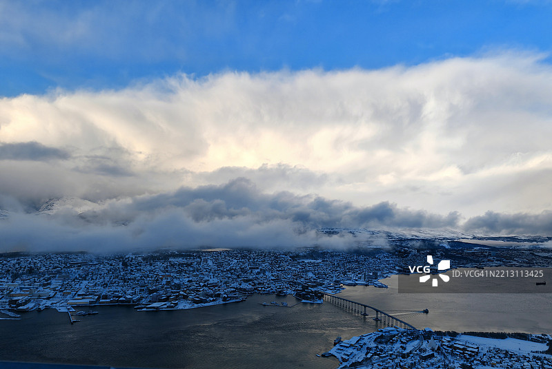 高角度俯瞰挪威特罗姆斯的海洋与天空图片素材