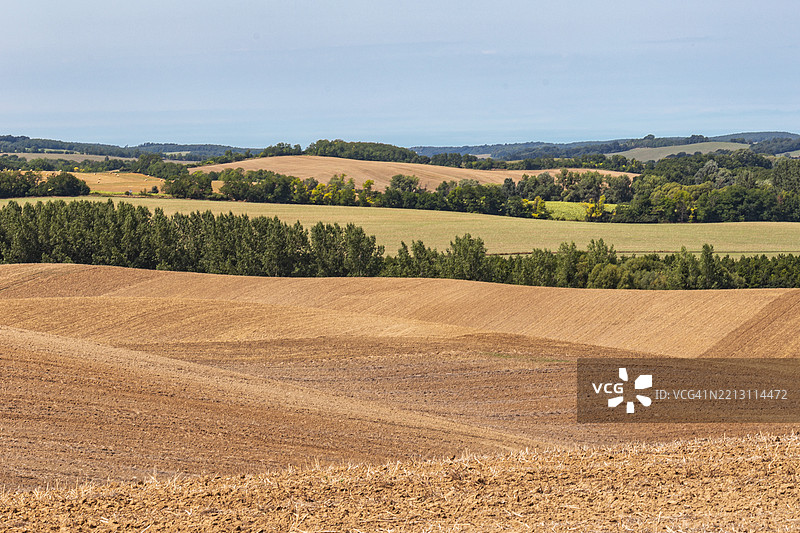田野与天空的美丽景色图片素材