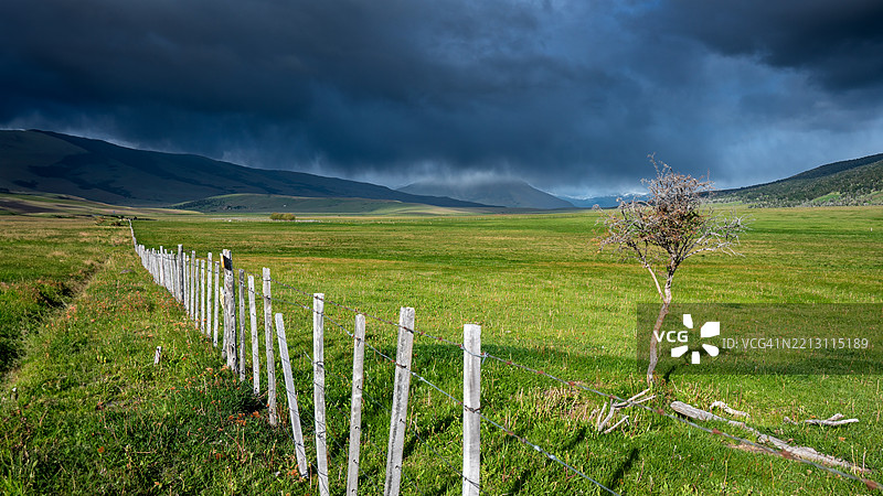田野与天空的美丽景色图片素材