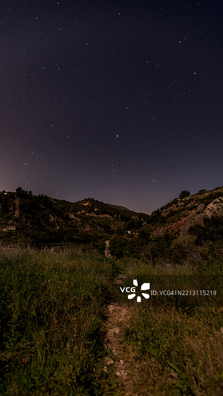 夜空下田野的美丽景色图片素材