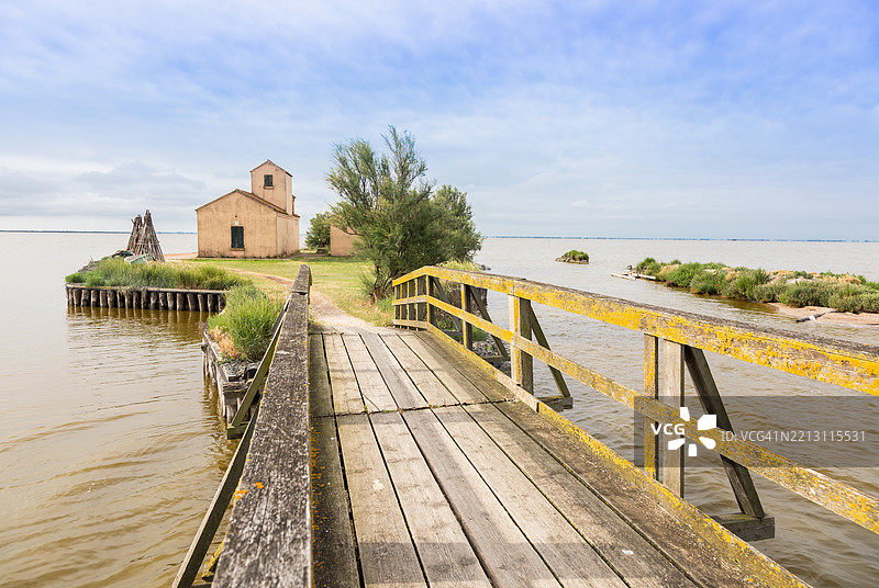 意大利科马基奥，湿地潟湖中的传统老渔民房屋，蓝天图片素材