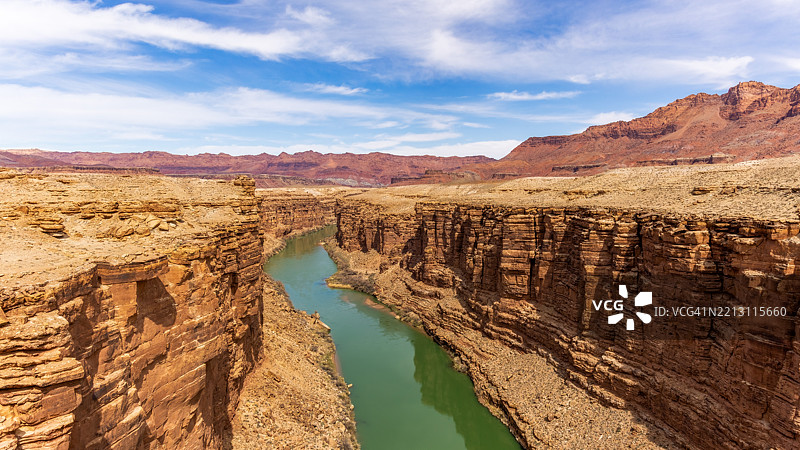 美国天空下的岩石形成的美丽景观图片素材