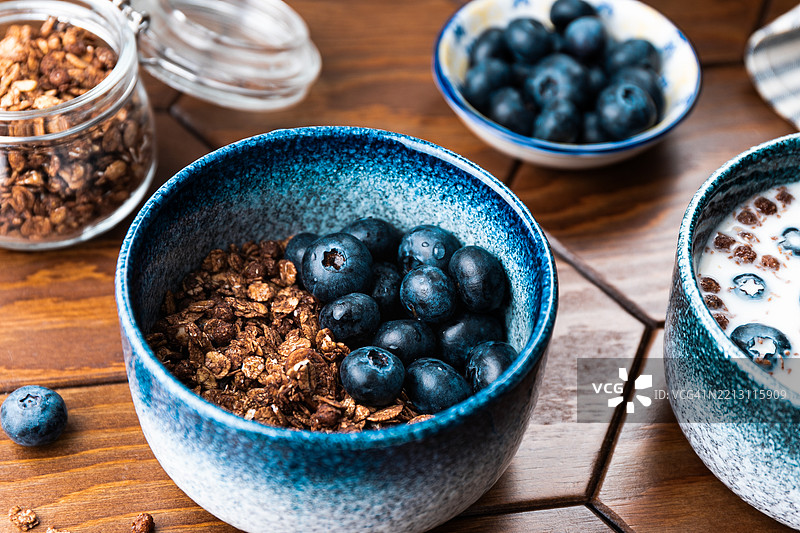 巧克力坚果燕麦片和新鲜蓝莓，健康简单的早餐图片素材