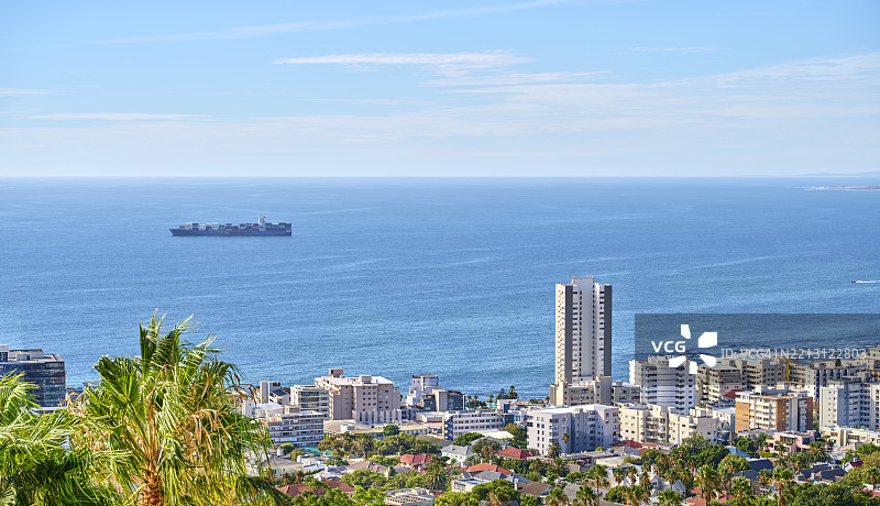 南非城市风光，海洋与货船在蓝天之下尽收眼底图片素材
