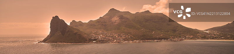 南非西开普省的美丽风景，巍峨的山脉和海滨村庄。图片素材