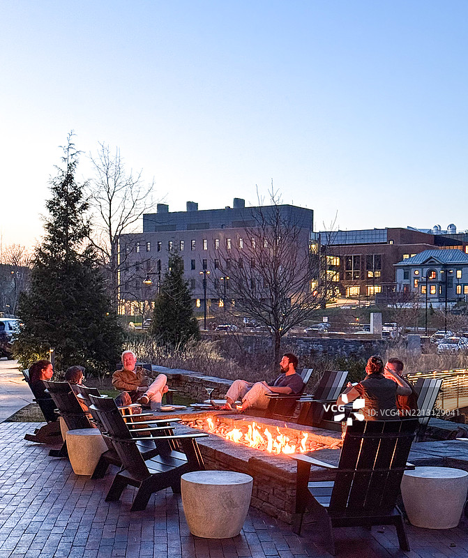 威廉斯镇威廉斯旅馆附近的火坑旁坐着的人们图片素材