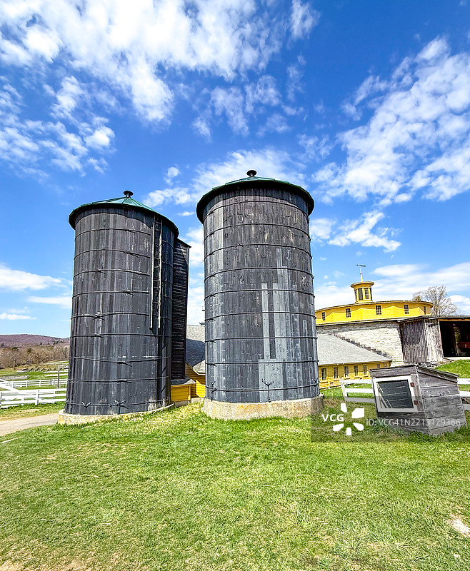皮茨菲尔德汉考克摇摆村的筒仓图片素材