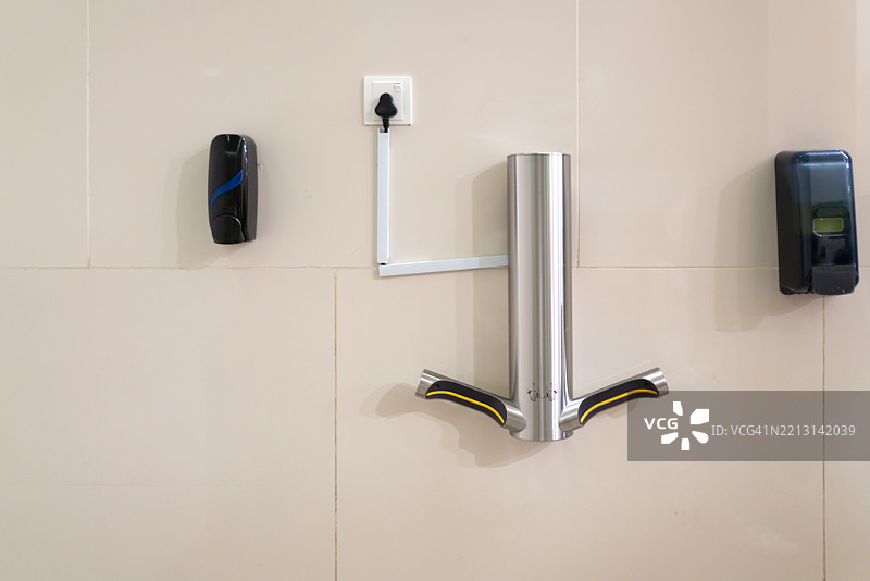 公共厕所里的洗手液图片素材