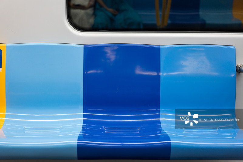 地铁上空座位和残疾人专用座位图片素材