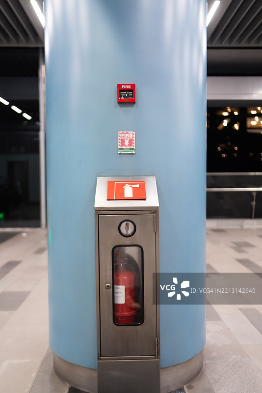 地铁站内的灭火器和火警报警器图片素材