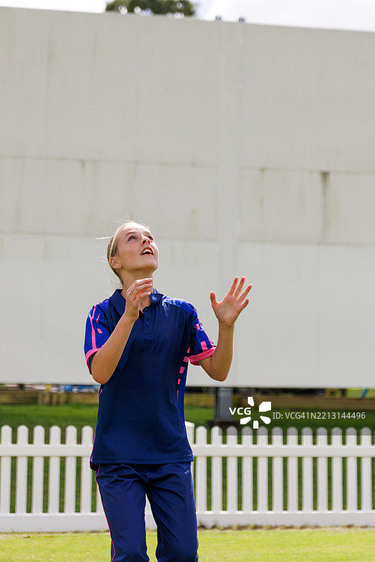 场上球员准备在板球比赛中接球图片素材