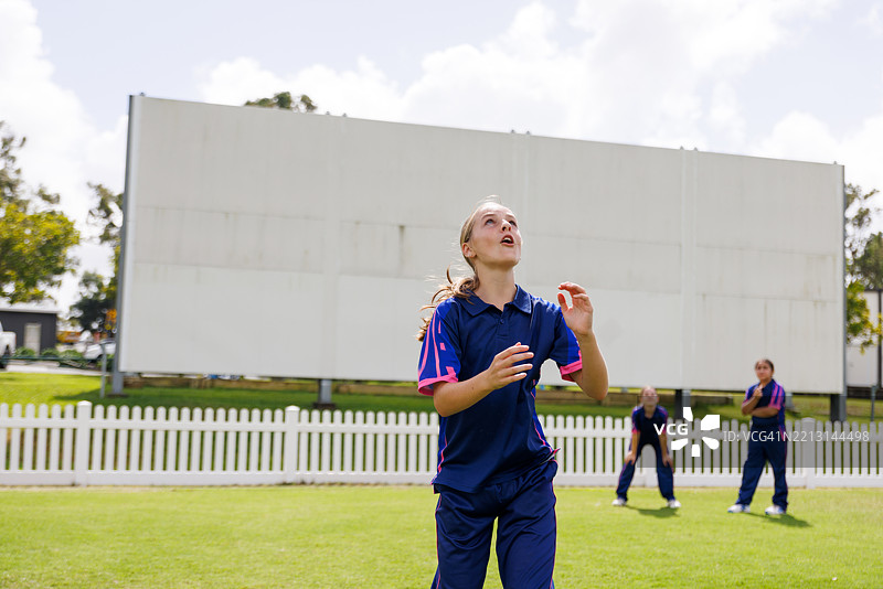 场上球员准备在板球比赛中接球图片素材