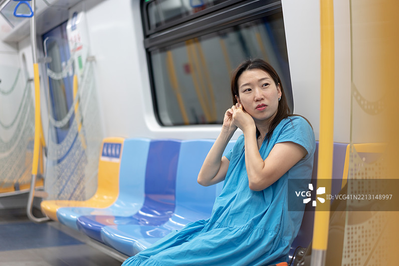 一位亚洲女性在旅行时耳朵感到疼痛图片素材