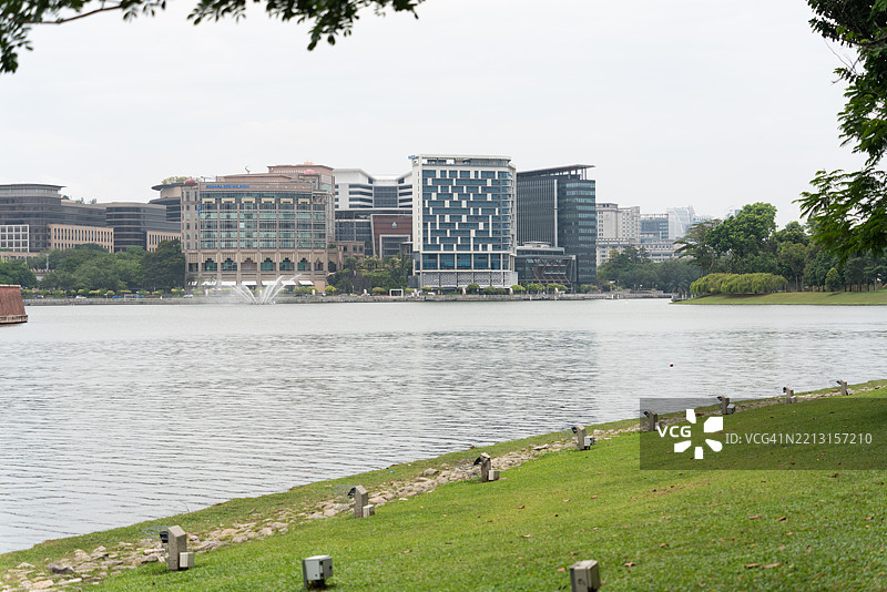 公园岸边的空旷草地和树木图片素材