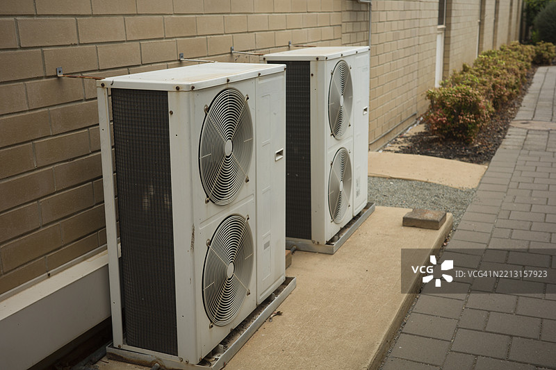 建筑外部的空调压缩机图片素材