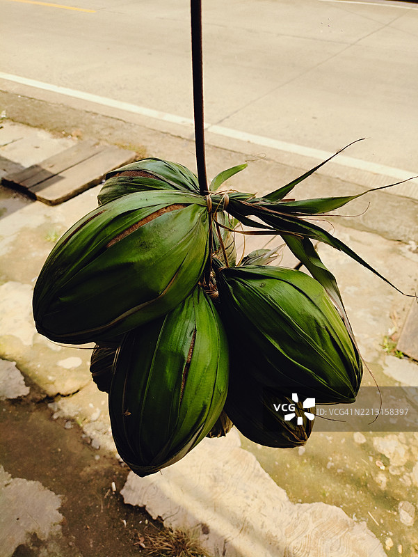 来自万丹省潘德朗的用尼帕棕榈叶包裹的正宗传统棕榈糖。图片素材