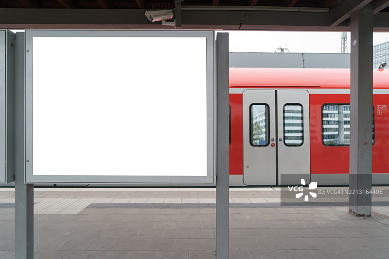 火车站的空白广告牌与经过的火车图片素材