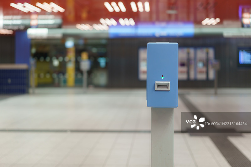现代火车站的蓝色票据验证器图片素材