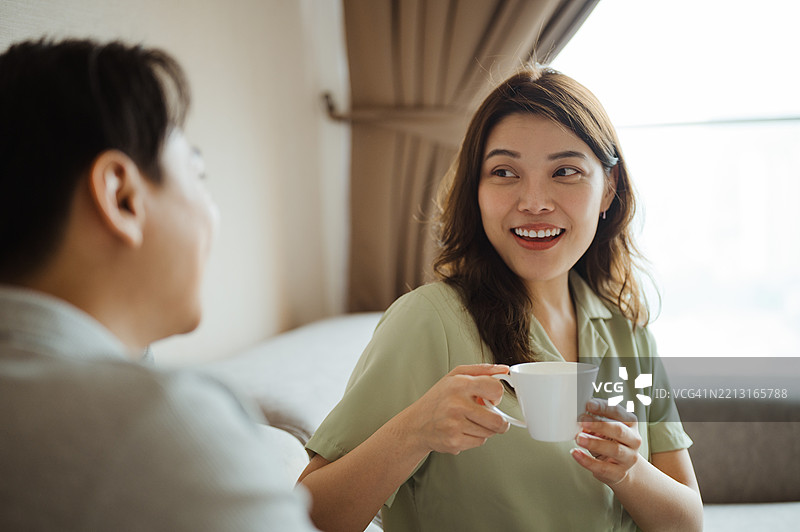 日常生活中的随意亲密。图片素材