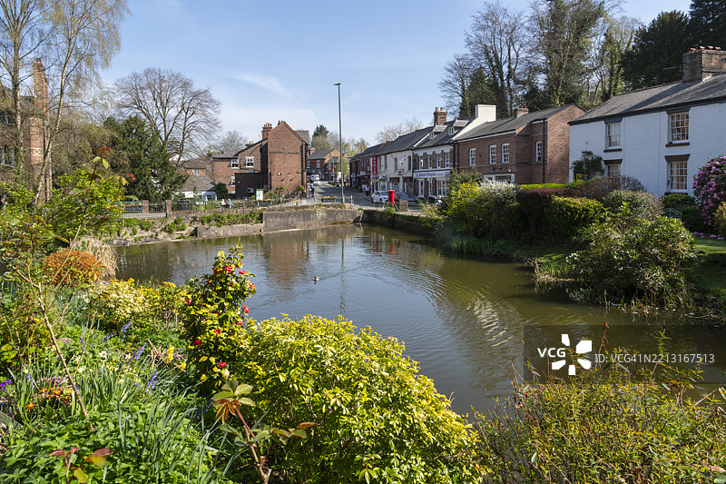 利姆村中心的池塘和小屋图片素材
