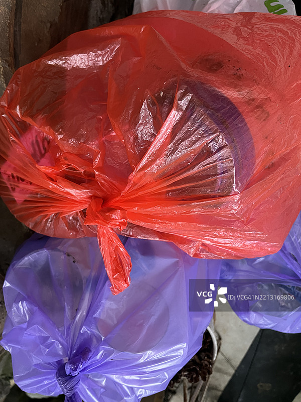 五颜六色的塑料垃圾袋，用于废物处理或储存图片素材